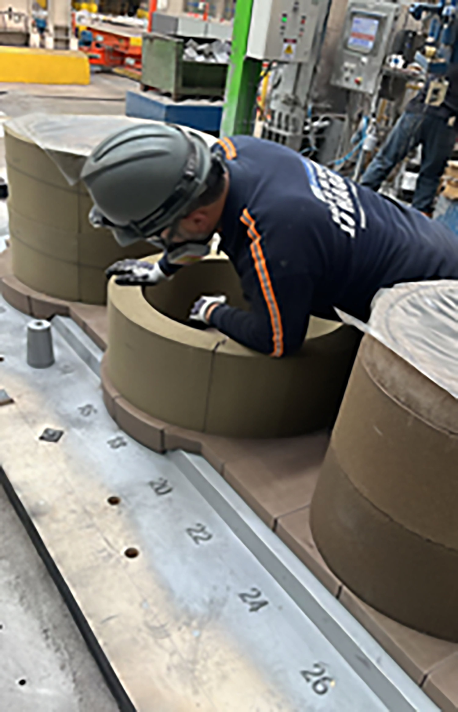 Técnico inspeccionando la manga exotérmica especial